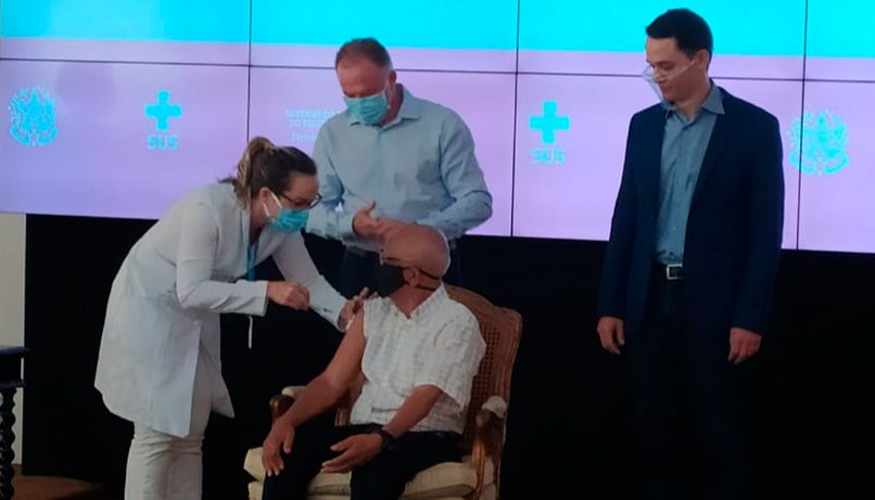 Nelson de Oliveira Santos, de 90 anos, é morador de Gurigica em Vitória e foi técnico de futebol e técnico de enfermagem (Foto: Francine Spinassé / AT)
