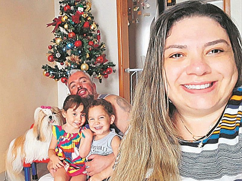 A enfermeira Cinthia de Souza Guerra, o fisioterapeuta Alysson Almeida Lorentz, os filhos e a Luna (Foto: Reprodução/Acervo Pessoal)