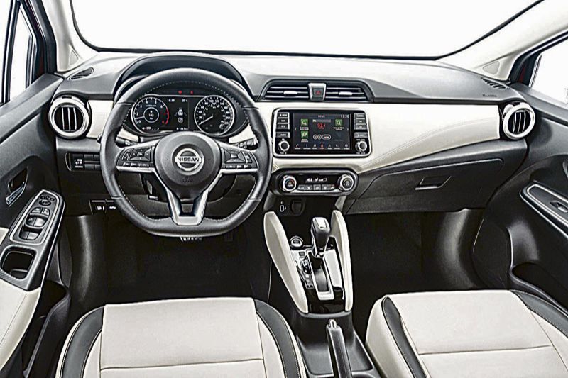 Por dentro, novo Versa tem painel do Kicks e revestimento em duas cores nos bancos, nas portas e no painel (Foto: Assessoria Nissan)