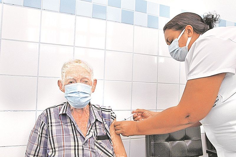 O aposentado Antônio Soares Carvalho, de 86 anos, recebeu a primeira dose da vacina na Serra (Foto: Kadidja Fernandes/AT)