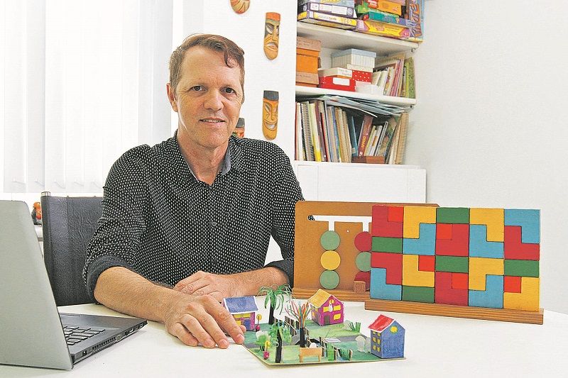 O psicopedagogo Cláudio Miranda alerta que a falta de interação familiar é um agravante no surgimento de sinais de depressão e ansiedade na infância (Foto: Leone Iglesias/AT)