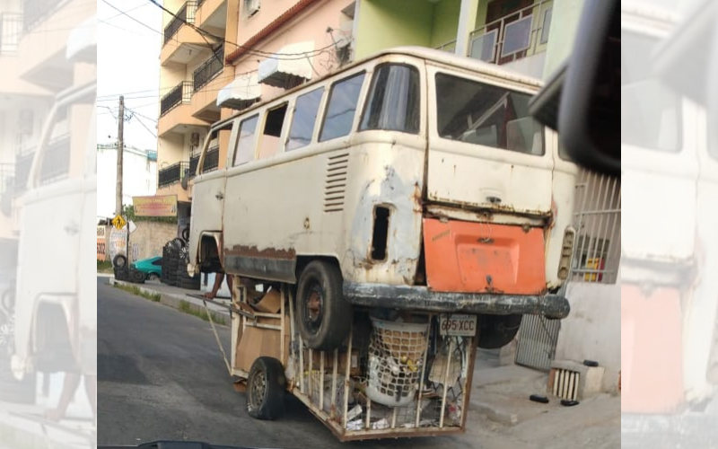 O trabalhador colocou a carcaça da Kombi por cima do seu carrinho (Foto: Domingos Fernando Ribeiro de Rezende)