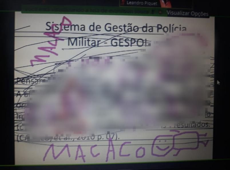 Tenente se preparava para ministrar sua palestra quando um de seus slides da apresentação foi invadido com rabiscos e a palavra “macaco”. (Foto: Reprodução)