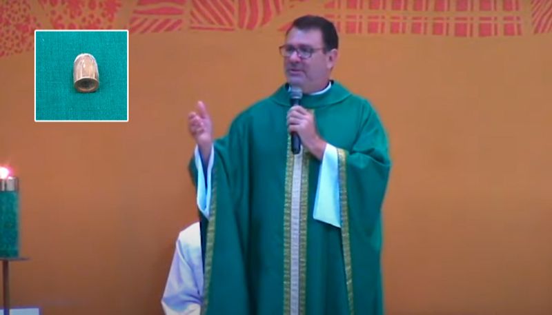 Padre Robison Cunha celebrava a missa quando a bala atingiu o teto (Foto: Reprodução / Youtube)