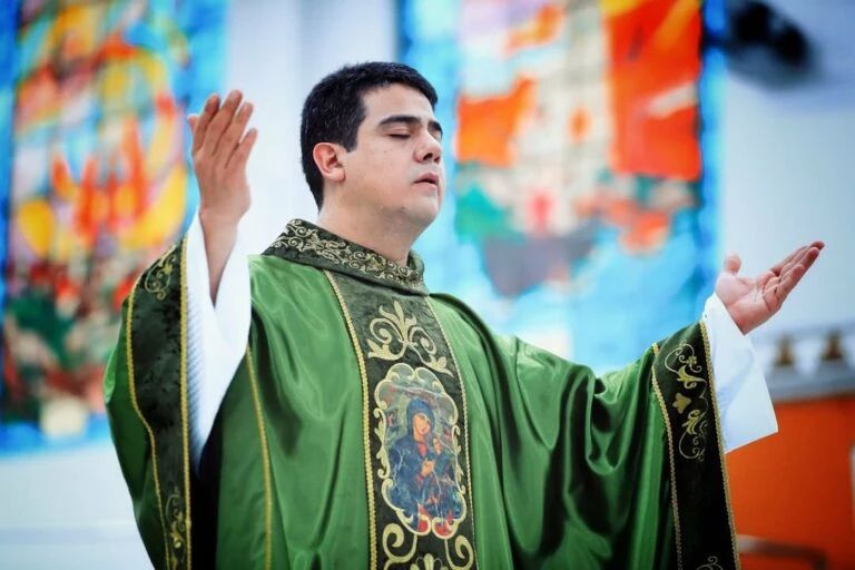 Gravações apontam padre Robson de Oliveira tramando morte de dirigente de associação religiosa (Foto: reprodução)