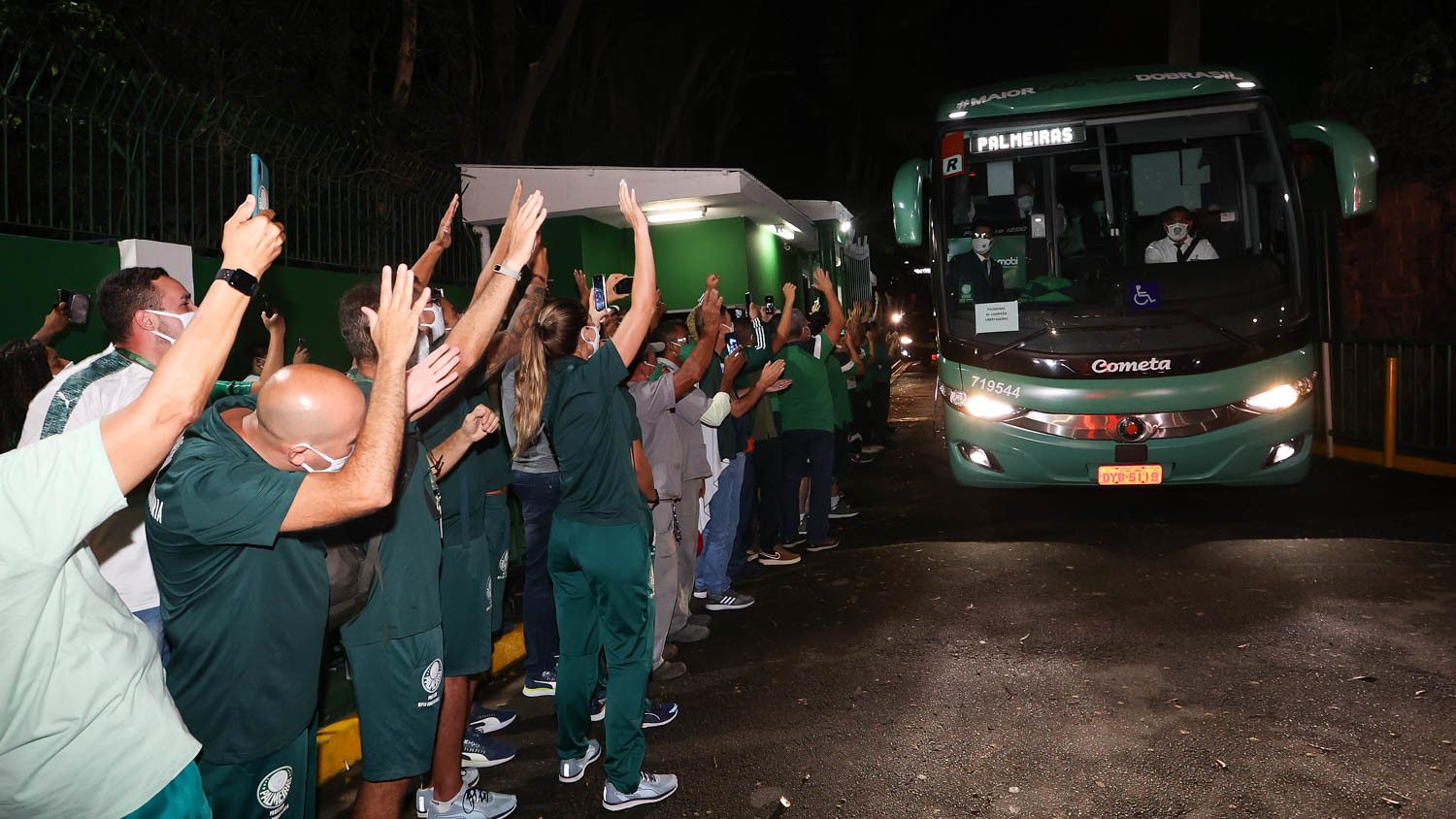 Funcionários do Palmeiras aplaudem saída do time (Foto: Cesar Greco/ Palmeiras/ Divulgação)