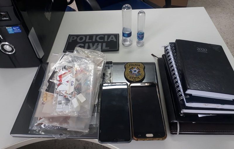 Aparelhos eletrônicos e objetos apreendidos na casa do pastor (Foto: Divulgação/PCES)