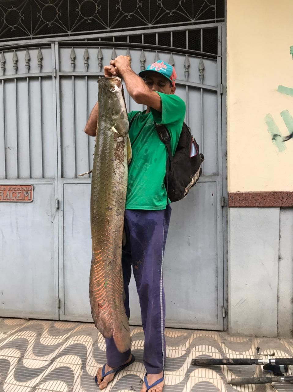 “Estava pescando com isca viva. Não tinha conseguido pegar nada. Troquei por uma isca artificial que ganhei de meu sobrinho e quando lancei na água tive sorte. Nunca vi um peixe desse tamanho”, destacou. (Foto: Acervo Pessoal)