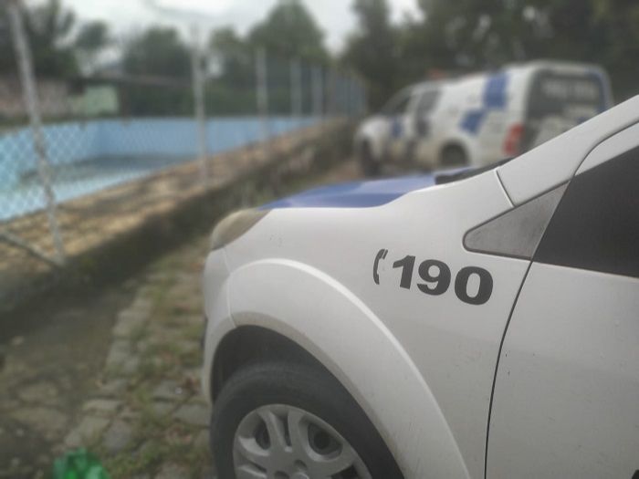 Viatura da PM no local do crime (Foto: Kananda Natielly)