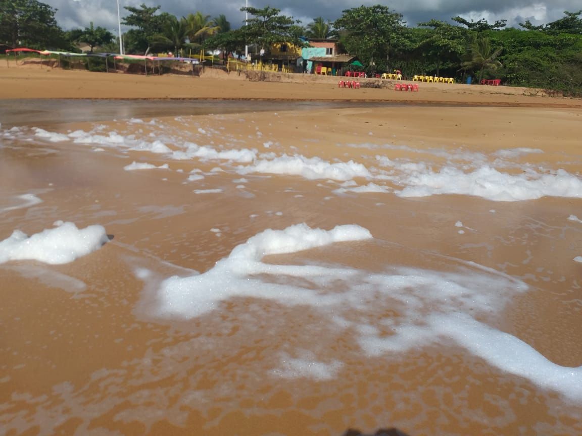 Poluição causa espuma em rio na Serra (Foto: Edmara Lúcia Dias)