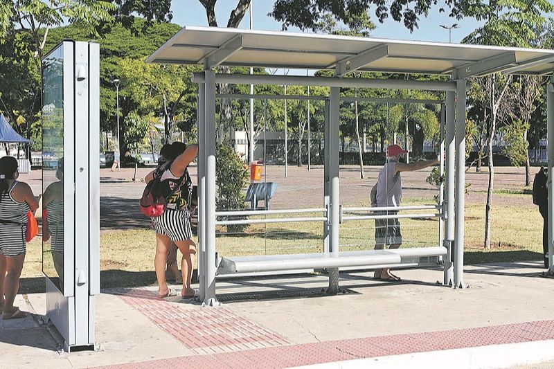 Ponto de ônibus na Praia do Canto (Foto: Beto Morais/AT)