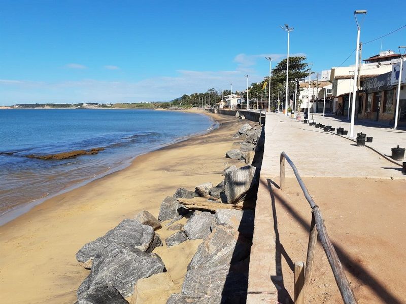 Praia de Meaípe: situação atual mostra pequena faixa de areia (Foto: Roberta Bourguignon)