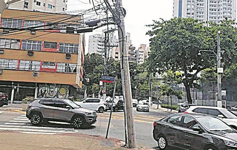 Poste está torto e ameaça cair em praça na Praia de Santa Helena (Foto: João Pedro Vianna Secchin)