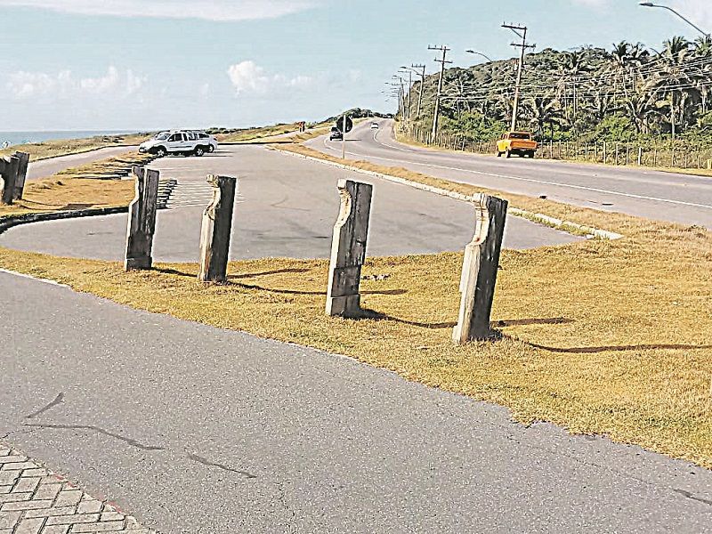 Bancos colocados ao longo da praia do Riacho, na altura da lagoa, estão quebrados e precisam de manutenção. (Foto: Angelo José Hudson)