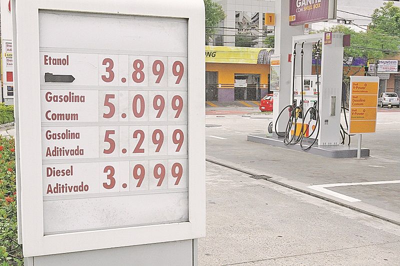 Valores cobrados em posto em Vitória ontem, antes do reajuste: gasolina comum já custava mais de R$ 5 (Foto: Leone Iglesias/AT)