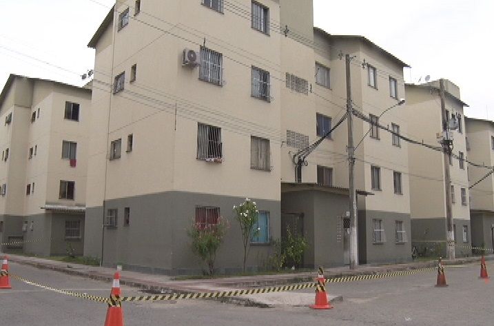 Após estrondo, prédio do Residencial Vila Velha, em Jabaeté, foi interditado. (Foto: Reprodução/TV Tribuna)