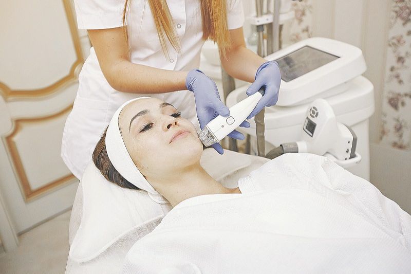 O tratamento pode ser feito no rosto e em qualquer parte do corpo até mesmo durante o verão (Foto: Divulgação)