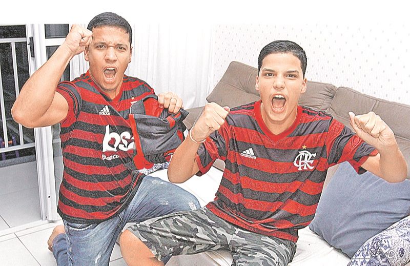 Bruno Mascarenhas e o filho Victor, que torcem pelo Flamengo, vão concorrer ao sorteio de 10 uniformes oficiais por semana (Foto: Leone Iglesias/AT)