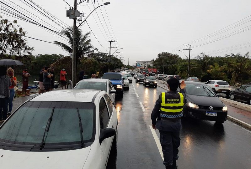 Policial militar guia motoristas durante protesto de comerciantes (Foto: Roberta Bourguignon/AT)