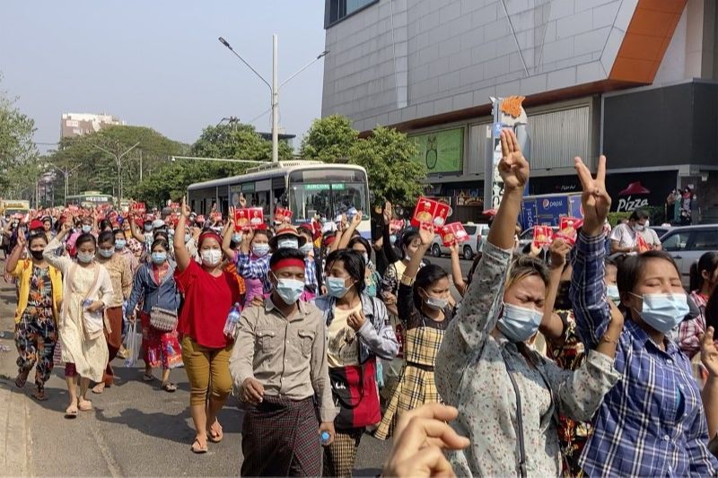 Marcha em Yangon, Mianmar, no início do mês, contra o golpe que derrubou o governo civil e eleito. (Foto: Associated Press/Estadão Conteúdo - 06/02/2021)