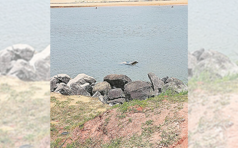 veículo ficou apenas com parte do teto fora da água, após o acidente (Foto: Jonaura Gomes de Almeida)