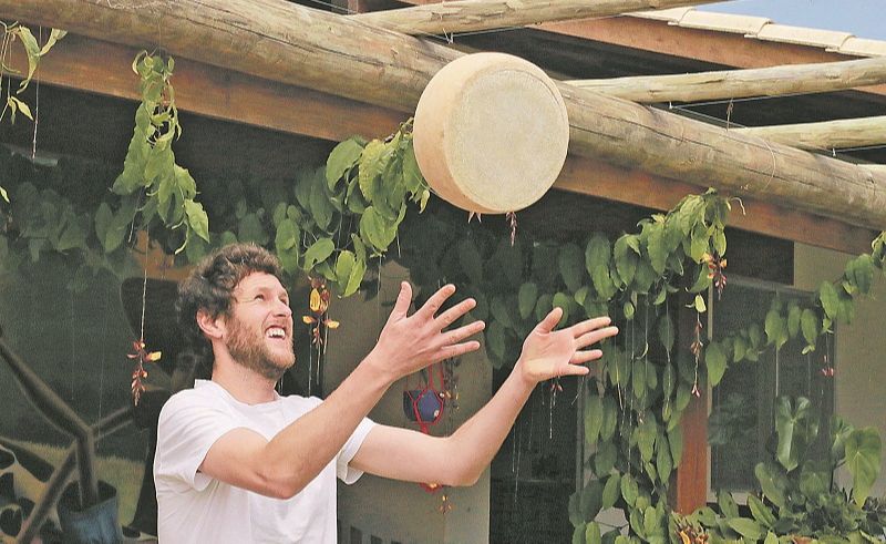 Mazzocco brinca com um de seus queijos premiados (Foto: Divulgação)