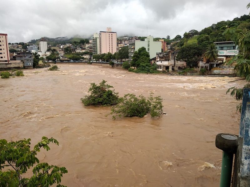 Rio Itapemirim chega a subir 2,20 metros e assusta população (Foto: Alessandro de Paula)