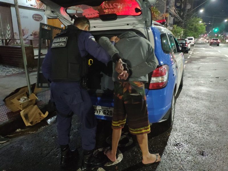 Suspeito de roubo de celular foi preso em flagrante na Praia do Canto. (Foto: Divulgação)