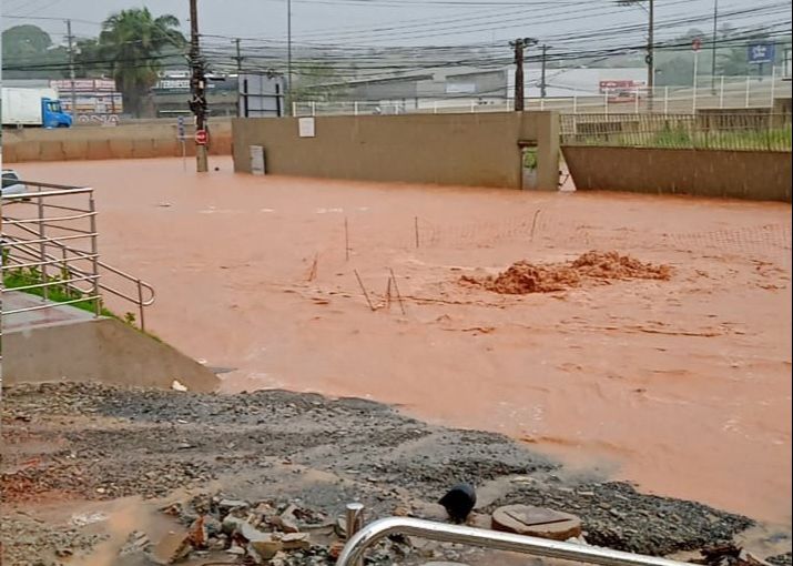 Rua alagada na entrada do bairro Marcílio de Noronha, em Viana (Foto: Reprodução / Vídeo)