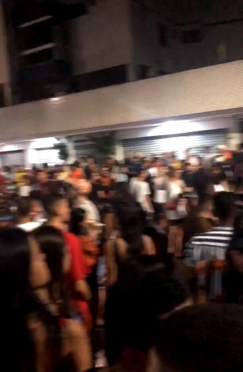 Aglomeração na Rua da Lama na terça de carnaval (Foto: Enviada por WhatsApp)