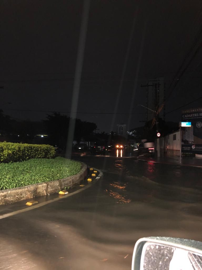Rua alagada e falta de energia em Bento Ferreira, Vitória (Foto: Vinicius Guidoni)