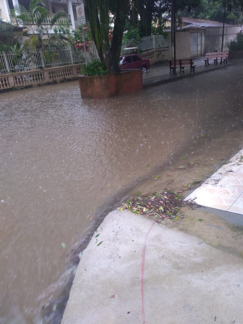 Ruas de Alfredo Chaves alagadas após chuva de segunda-feira (22) (Foto: Clóvis Rangel)