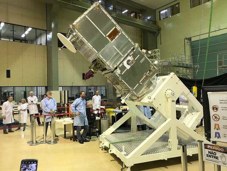 O satélite 100% brasileiro ainda no Instituto Nacional de Pesquisas Espaciais (Inpe), antes de embarcar para a Índia (Foto: Divulgação/ Inpe)