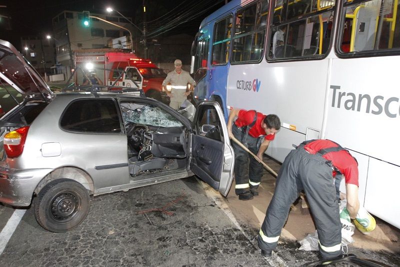 Carro e ônibus envolvidos no acidente, na avenida Maruípe (Foto: Leonardo Bicalho/AT)