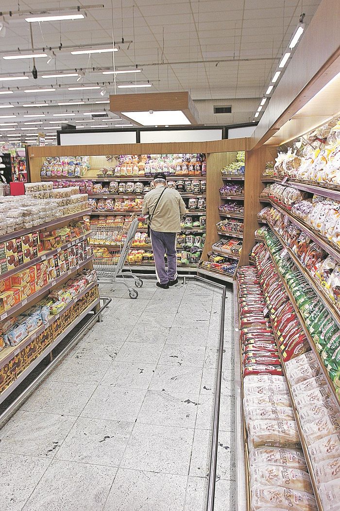 Cliente em supermercado: maioria vai funcionar até as 22 horas (Foto: Dayana Souza - 21/08/2017)
