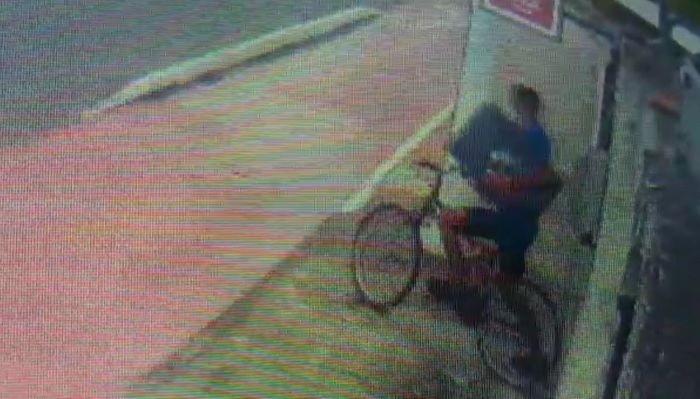 Câmera registrou suspeito saindo com objetos roubados do comércio (Foto: Reprodução vídeo)