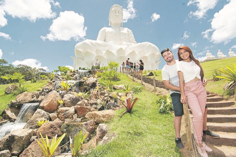 Jenefer e Eduardo ficaram impressionados com a beleza do Mosteiro Zen Morro da Vargem, em Ibiraçu. Na entrada do espaço, há a estátua do Grande Buda, considerada a maior do Ocidente, com 35 metros de altura (Foto: Beto Morais/AT)