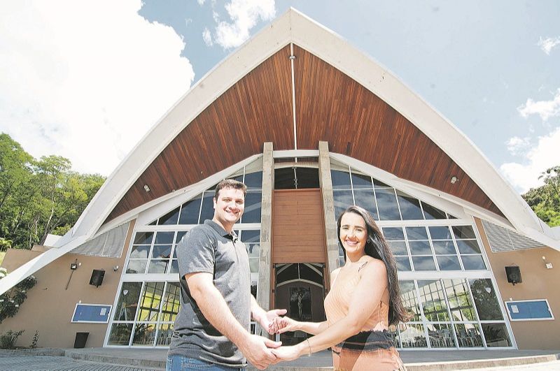 Apaixonados pelo turismo da fé, Henrique e Marcelle foram conhecer o Santuário Diocesano Nossa Senhora da Saúde, em Ibiraçu, no Norte do Estado (Foto: Beto Morais/AT)
