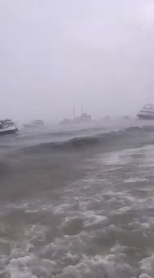 Lanchas e jet skis foram arrastados durante tempestade (Foto: Reprodução de vídeo)