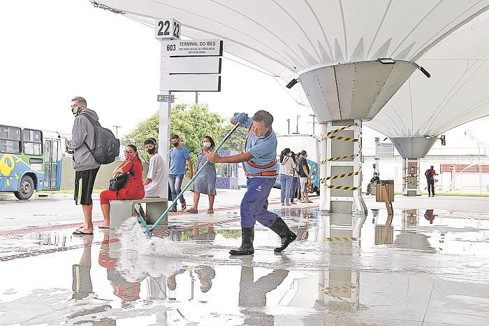 Funcionário tira água do piso do terminal, após problemas na estrutura, além de vazamento no teto (Foto: Leone Iglesias/AT)