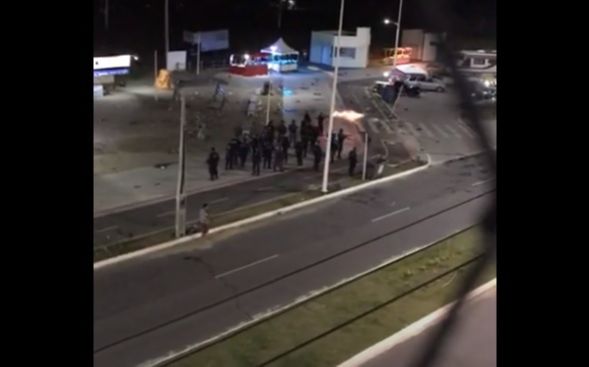 Tiros e bombas de efeito moral para dispersar aglomeração em Marataízes (Foto: Reprodução/vídeo)