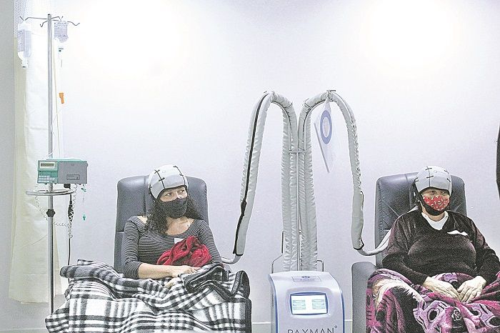 Iracema e Ana Karla utilizaram a “touca gelada” durante a quimioterapia, na Santa Casa de Misericórdia (Foto: Divulgação)