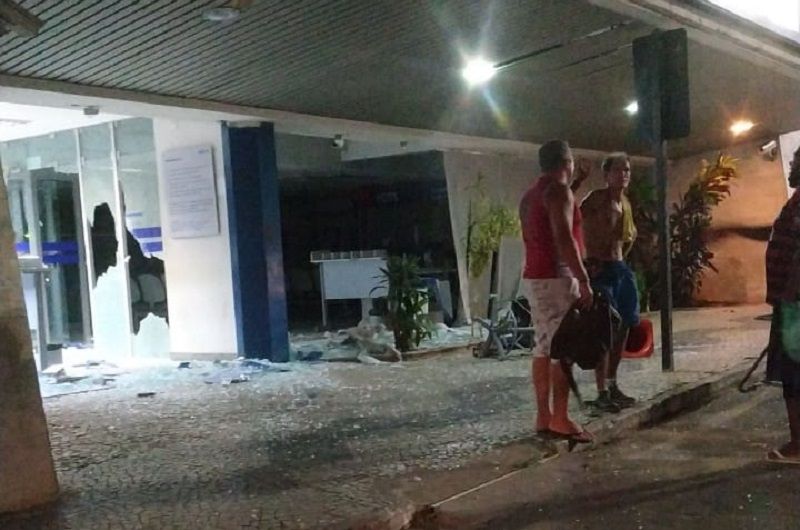 O homem usou um pé de cabra para depredar o interior da agência (Foto: Divulgação)