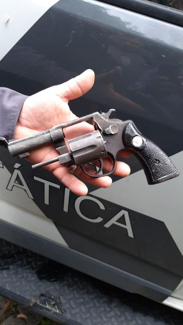 Arma foi localizada pela polícia (Foto: Divulgação Polícia Militar)