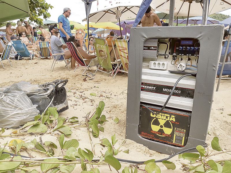 Uso de caixa de som na praia é proibido em Guarapari, com risco de multa (Foto: Arquivo / AT)