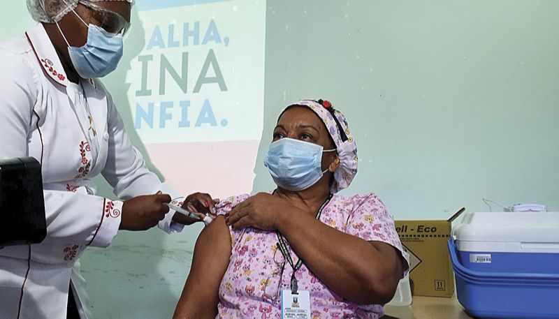 profissional de saúde é vacinada contra Covid: grupo prioritário já pode receber segunda dose da vacina (Foto: Hélio Filho - SECOM / ES - 25/01/2021)