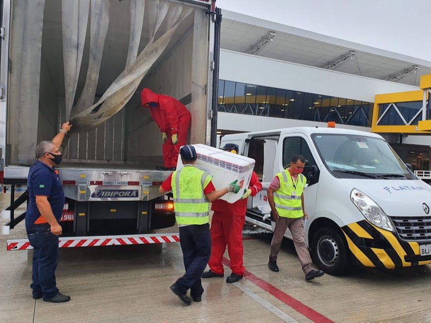 Vacinas chegaram pela manhã no Aeroporto de Vitória. (Foto: Hélio Filho/Secom ES)