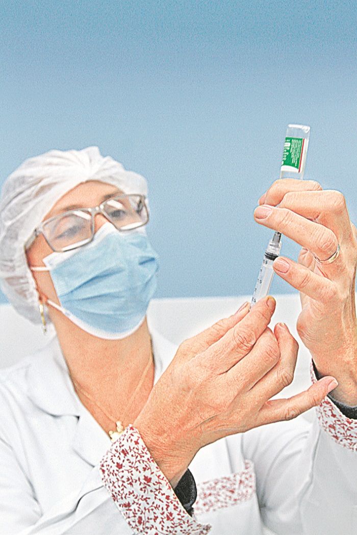 Técnica da enfermagem com a vacina: nova remessa chega ao Estado (Foto: Leone Iglesias/AT)
