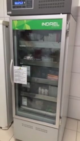 Geladeira onde vacinas são armazenadas (Foto: Reprodução/ Facebook Prefeitura de Rio Bananal)