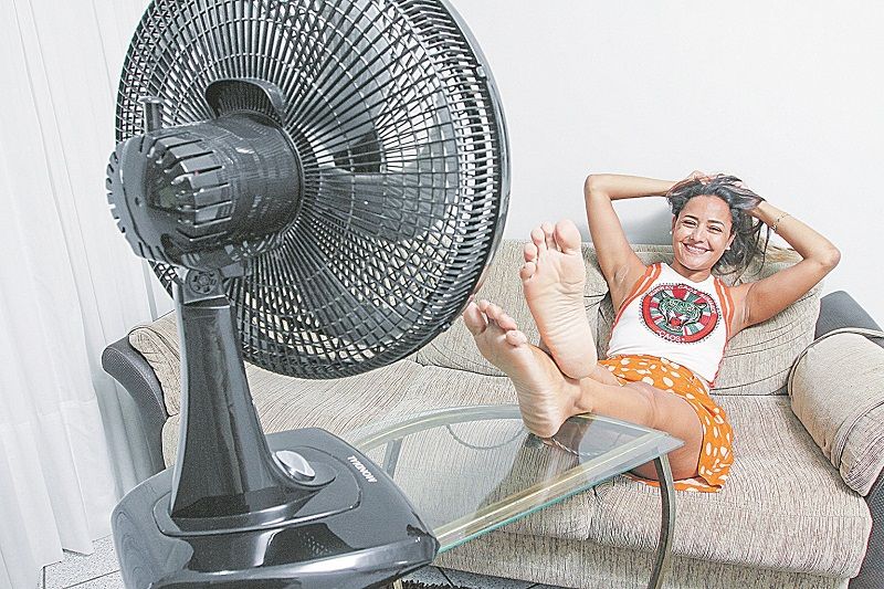 Vanessa Cristina tem no ventilador um dos principais aliados para encarar as altas temperaturas deste verão (Foto: Beto Morais/AT)